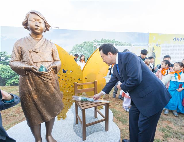 노현송 강서구청장이 지난 11일 마곡유수지 생태공원에서 열린 ‘평화의 소녀상’ 제막식에서 헌화하고 있다. 강서구 제공