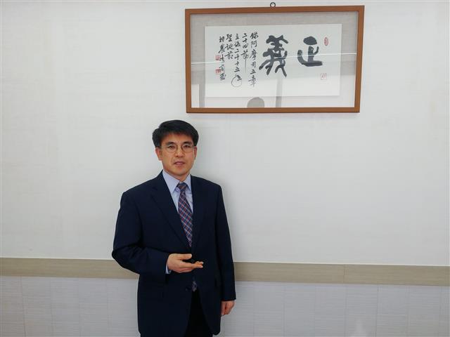 군법무관 동기들과 함께 대전에 변호사 사무실을 차린 지영준씨 뒤로 한자로 ‘정의’라고 쓰여진 액자가 있다.
