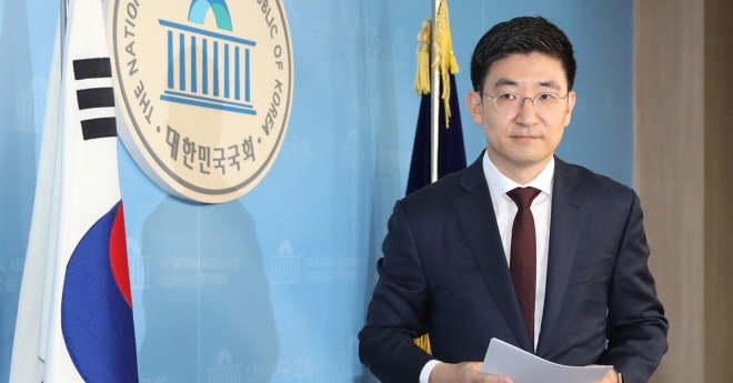 김세연 자유한국당 의원이 지난 17일 국회 정론관에서 기자회견을 열고 내년 국회의원 총선거에 출마하지 않겠다고 밝혔다. 연합뉴스