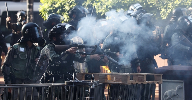 홍콩 경찰이 18일 홍콩 이공대학을 점거한 반정부 시위대를 향해 최루탄을 발사하고 있다. 로이터 연합뉴스