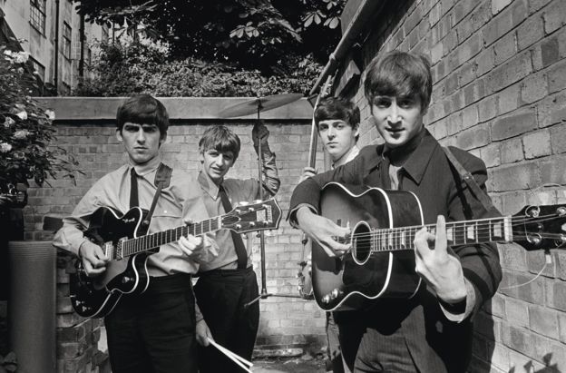 런던 어베이 로드 스튜디오 뒷마당에서 촬영한 앳된 모습의 비틀스 멤버들.
