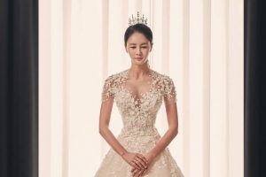 개그우먼 김미연, ‘18인치 개미허리’ 돋보이는 웨딩화보 “역대급”