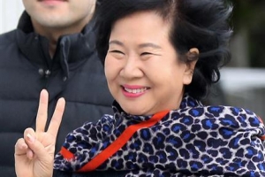 [포토] 지지자들에게 손인사 하는 손혜원 의원