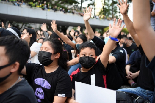 마스크 쓴 홍콩 어린이