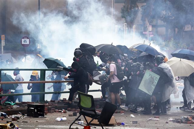 18일 오후 홍콩 이공대학교에서 학생들이 경찰의 진압작전을 피해 도망가고 있다. 2019.11.18 뉴스1