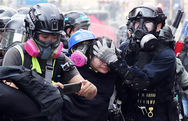 18일 오후 홍콩 이공대학교에서 경찰이 시위 학생을 연행하고 있다. 2019.11.18 뉴스1