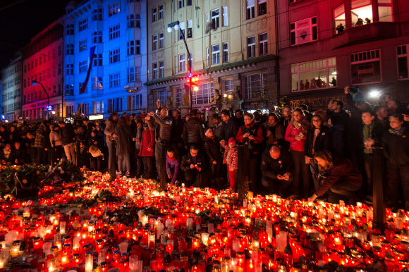 체코 수도 프라하에서 17일(현지시간) 시민들이 촛불을 켜고 체코(당시 체코슬로바키아) 민주화혁명인 ‘벨벳혁명’ 30주년을 기념하고 있다. 프라하 AFP 연합뉴스