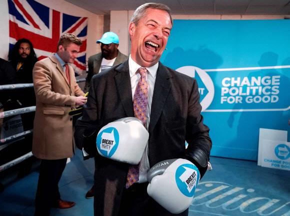 다음달 12일 영국 조기 총선을 앞두고 각 당의 선거 캠페인이 연일 계속되고 있다. 사진은 유럽연합 탈퇴를 당론으로 창당한 브렉시트당 나이절 패라지 대표. AFP 연합뉴스