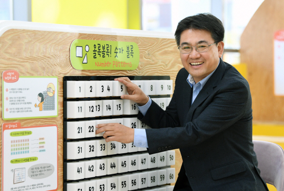 오승록 노원구청장이 지난 8일 노원구 중계동 노원수학문화관에서 서울신문과 인터뷰를 갖기에 앞서 포즈를 취하고 있다. 노원수학문화관은 3년여의 공정 끝에 수학의 대중화를 위해 다양하고 흥미로운 콘텐츠들로 꾸몄다. 오 구청장은 ‘강북의 대치동’으로 불리는 노원구에 다양한 성격의 교육 플랫폼을 갖춰 ‘교육특구’로서의 틀을 완성하겠다는 목표를 갖고 있다. 이종원 선임기자 jongwon@seoul.co.kr