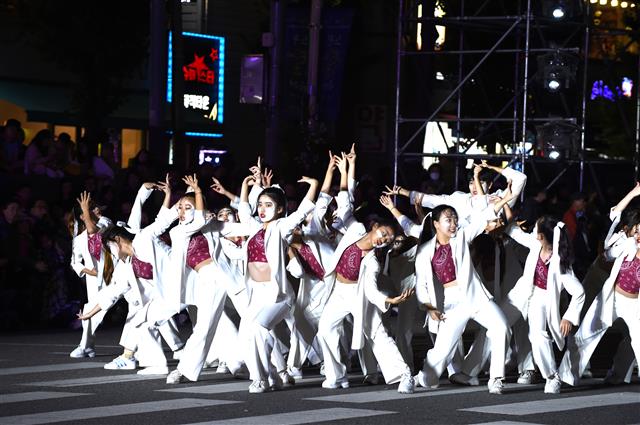 지난달 6일 노원구 롯데백화점 앞 도로에서 펼쳐진 노원 탈축제 경연에 참가한 팀의 공연 모습.