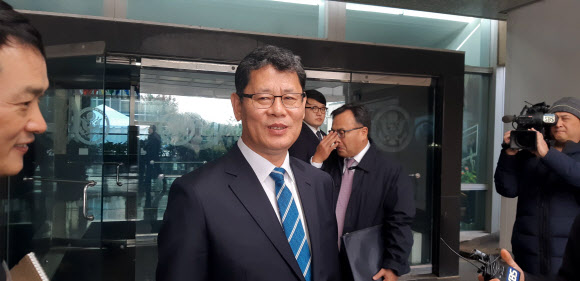 김연철 통일부 장관이 18일(현지시간) 워싱턴DC의 미국 국무부 청사 밖에서 스티븐 비건 국무부 대북특별대표와 오찬을 겸한 면담을 가진 뒤에 국내 특파원들과 만나 문답을 하고 있다. 워싱턴 연합뉴스 