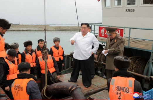 북한 김정은, 이번엔 수산사업소 시찰…주민 먹거리 챙기기 조선중앙통신은 19일 김정은 국무위원장이 “조선인민군 8월25일수산사업소와 새로 건설한 통천물고기가공사업소를 현지지도하시었다”고 보도했다. 김 위원장이 간부들과 수산사업소를 둘러보고 있다. 2019.11.19  연합뉴스