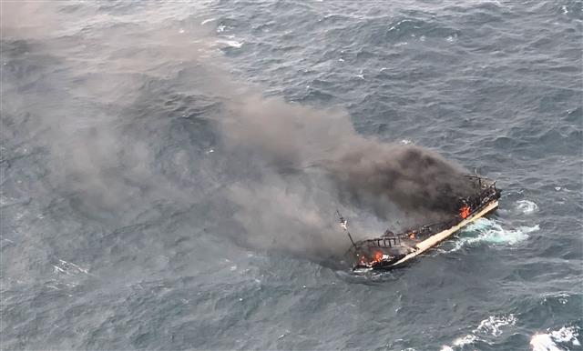 19일 오전 제주 차귀도 서쪽 해상에서 어선에서 화재가 발생해 전소됐다. 현재 승선원 12명의 구조 여부는 파악되지 않고 있다. 사진은 전소된 어선 모습.<br>제주해양경찰청 제공