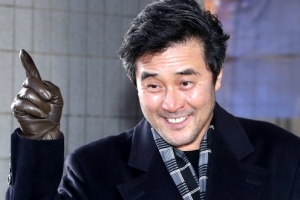 [포토] 웃으며 항소심 공판 출석하는 최민수