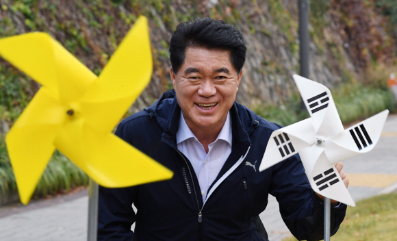 지난 18일 박준희 관악구청장이 복원사업을 추진하는 도림천에서 포즈를 취하고 있다. 박 구청장은 “신림역에서 관악산까지 한 번에 갈 수 있도록 도림천을 복원해 시민들이 도림천 산책로를 따라 치유의 숲길, 계곡, 야외 식물원 등 다양한 문화 체험 공간을 품고 있는 관악산을 만날 수 있도록 하겠다”고 말했다.