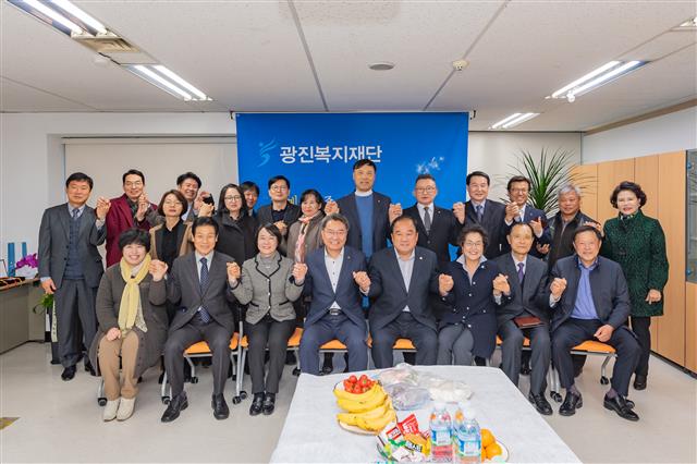 김선갑(앞줄 왼쪽 네 번째) 서울 광진구청장이 지난 18일 자양동에 자리잡은 ‘광진복지재단’ 개소식에서 참석자들과 기념촬영을 하고 있다. 광진구 제공