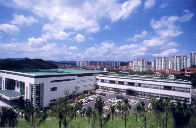 포스코교육재단은 포스코로부터 받는 출연금 감소가 현실화되자 학교를 공립화하는 방안 등을 검토하고 있다. 사진은 포스코교육재단 전경. 포스코교육재단 제공