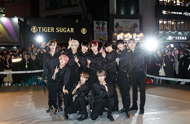 19일 서울 신촌에서 게릴라 공연을 연 골든차일드. 스타케이 제공