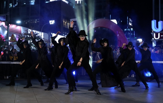 19일 서울 신촌에서 게릴라 공연을 연 골든차일드. 스타케이 제공