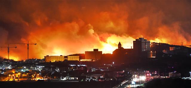 지난 4월 산림 1227㏊를 잿더미로 만들고 2명이 숨지는 등 인명 피해를 낸 강원 고성·속초지역 대형 산불이 경찰 수사결과 전선 노후, 부실 관리 등 인재로 드러났다. 사진은 4월 4일 고성군 토성면에서 발생한 산불이 강풍을 타고 번져 마을 주변이 온통 불에 휩싸인 모습. 강원일보 제공