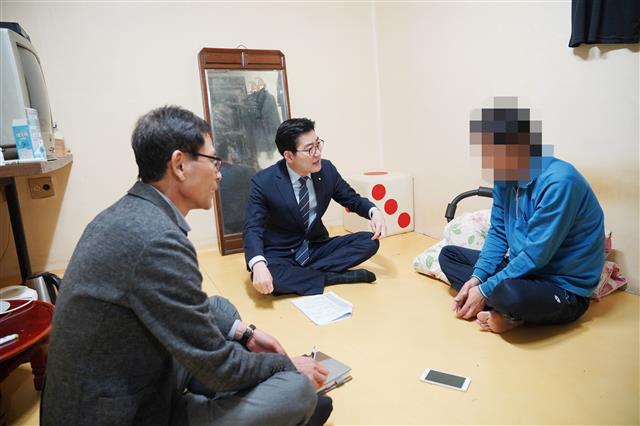 지난 11일 이정훈 강동구청장이 천호2동의 한 1인 가구 주민을 만나 생활에 불편한 점이 없는지 살피고 있다. 강동구 제공