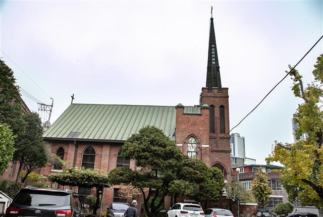 1917년에 준공된 석교교회. 수직성을 강조한 첨두아치 등 고딕양식의 원형을 잘 보존하고 있어서 서울미래유산으로 선정됐다.