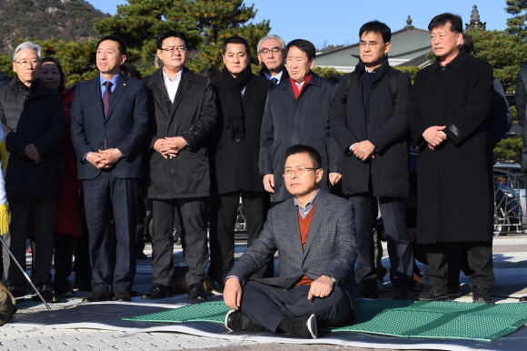 황교안 자유한국당 대표가 20일 오전 청와대 분수대 앞에서 단식투쟁 돌입을 선언하고 있다. 도준석 기자 pado@seoul.co.kr