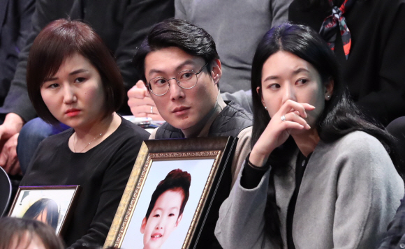 충남 아산의 한 초등학교 앞 스쿨존에서 교통사고로 숨진 김민식군의 아버지(가운데)와 어머니(오른쪽)가 지난 19일 서울 마포구 상암동 MBC 사옥에서 열린 ‘국민이 묻는다, 2019 국민과의 대화’에 패널로 참석해 문재인 대통령에게 질문을 한 뒤 답을 듣고 있다. 도준석 기자 pado@seoul.co.kr