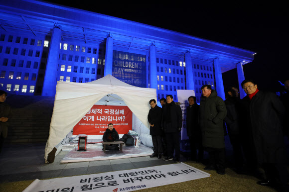 자유한국당 황교안 대표가 20일 저녁 국회 본청 앞에 설치된 천막으로 자리를 옮겨 단식투쟁을 하고 있다. 연합뉴스
