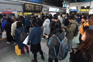 출근길 지하철에서 여성 불법 촬영한 20대 검거