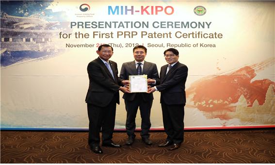 천세창(사진 오른쪽) 특허청 차장과 쩜 쁘라셋(사진 왼쪽) 캄보디아 산업수공예부 선임 장관이 이근형 웰스바이오㈜ 대표(사진 가운데)에게 제1호 특허 등록증을 수여하고 있다. 특허청 제공
