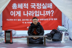 황교안 ‘황제단식’ 논란…‘하루 전 영양주사’에 ‘임신부 보좌’까지