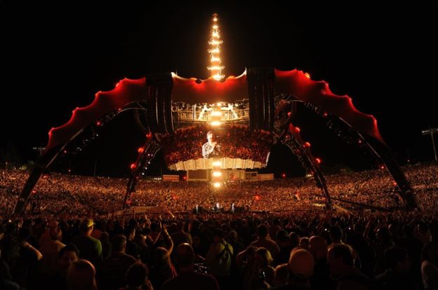 엄청난 물량 공세로 호된 비판을 들었던 U2의 공연 ‘클루’ 모습. AFP 자료사진