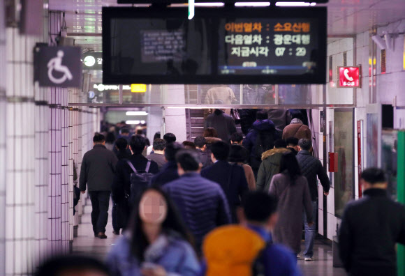 서울 시청역에서 시민들이 지하철을 이용하고 있다. 연합뉴스 자료사진
