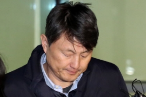 [포토] ‘지친 표정’ 유재수 부시장 조사 마치고 귀가
