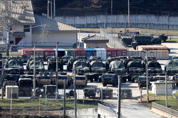 미국이 주한미군 방위비 분담금 문제를 두고 한국을 압박하고 있는 가운데 20일 경기도 동두천시 캠프 케이시에서 미군 전투 차량들이 줄지어 있다. 2019.11.20 연합뉴스