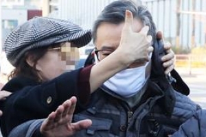 [포토] ‘여성의 손가리개 보호받는’ 김학의 전 차관, 무죄 선고 후 귀가