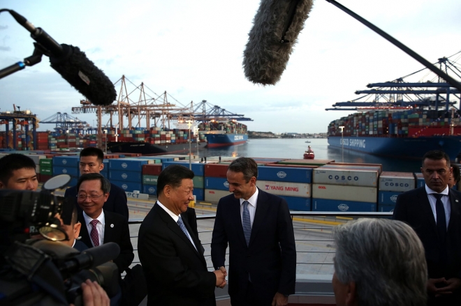 시진핑(왼쪽) 중국 국가주석이 11일(현지시간) 중국이 운영권을 가진 그리스 항구도시 피레우스를 방문해 키리아코스 미초타키스 그리스 총리와 악수를 하고 있다.피레우스 AFP 연합뉴스