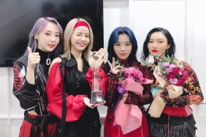 마마무, ‘엠카’ 이어 ‘뮤직뱅크’ 1위… 솔라, 유튜버 제스처 자축