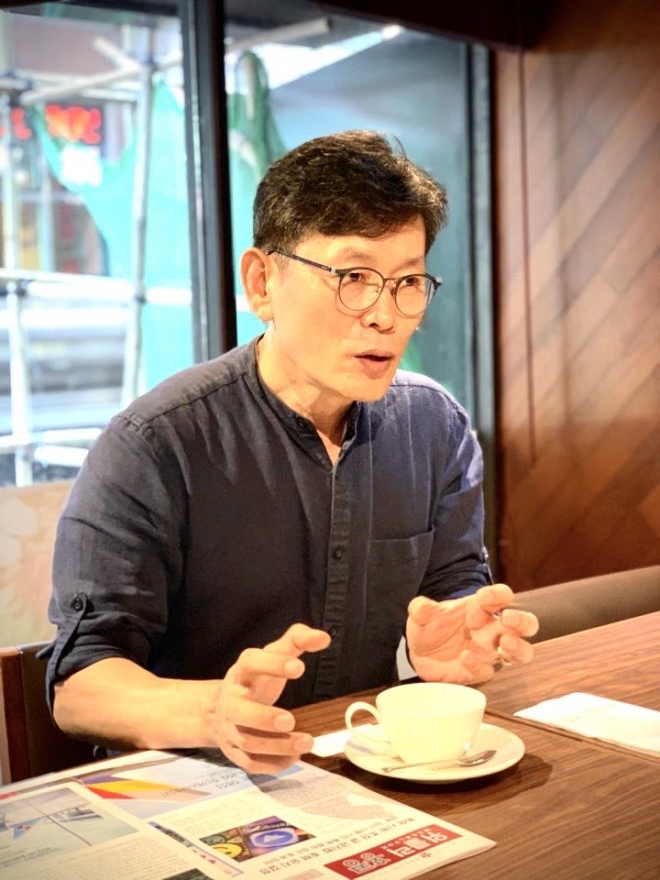 이종석 코차이나 F&B 대표 겸 홍콩한인회 문화담당 이사가 22일 침사추이 지역의 한 빌딩 안에 위치한 자신의 한식당에서 홍콩 시위 사태에 대한 자신의 생각을 밝히고 있다.