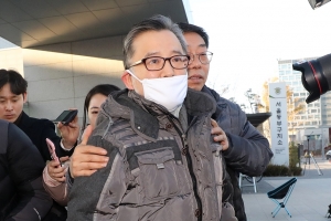 가르마 반대라더니… 법원 “별장 동영상 김학의 맞다”