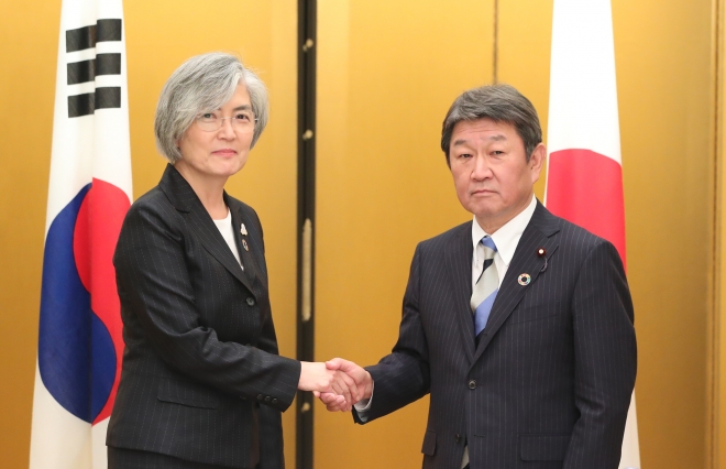 주요 20개국(G20) 외교장관회의에 참석한 강경화 외교부 장관이 23일 일본 나고야관광호텔에서 열린 한일외교장관 회담에서 모테기 도시미쓰(茂木敏充) 일본 외무상과 악수하고 있다. 2019.11.23 연합뉴스