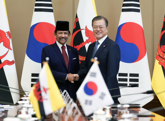 문재인 대통령과 하사날 볼키아 브루나이 국왕이 24일 오전 청와대에서 열린 정상회담에 앞서 악수하고 있다. 2019.11.24. 도준석 기자 pado@seoul.co.kr