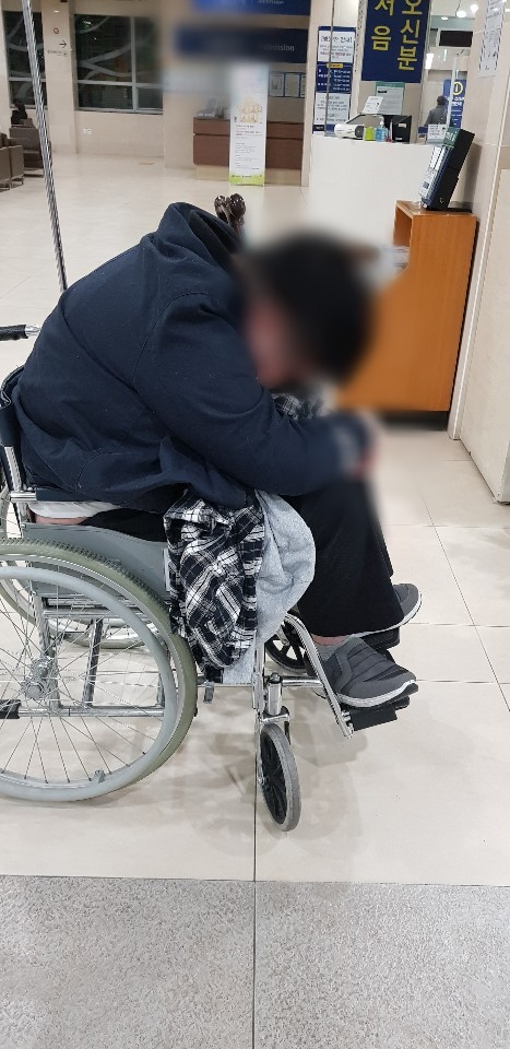 복합통증증후군(CRPS)를 앓는 박모(18)군이 자신이 치료받는 서울의 한 병원에서 휠체어에 앉아 있다. 2014년 이 병을 얻은 박군은 6년간 일반 중고교를 다녔고 최근 대학수학능력시험을 치렀다. 박군 제공