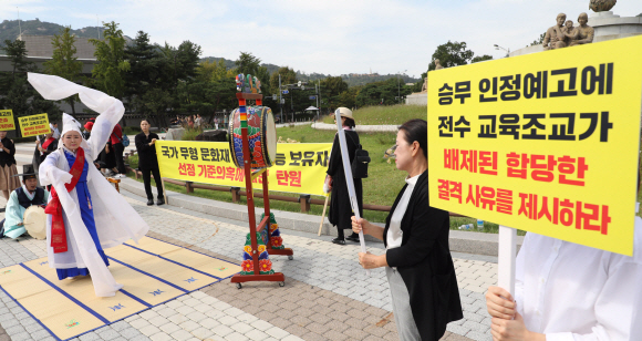 승무 전수교육조교인 김묘선씨가 지난 9월 19일 청와대 앞 분수대에서 국가무형문화재 승무 보유자 선정 기준 공개를 촉구하는 공연을 하고 있다. 보유자 인정 예고에서 탈락한 김씨는 이날 무형문화재위원회 회의록 내용과 결정 기준 점수 공개를 요구했다. 문화재청은 지난 15일 승무, 태평무, 살풀이춤 보유자 인정 안건 심의를 받아들여 8명을 보유자로 선정했다. 연합뉴스