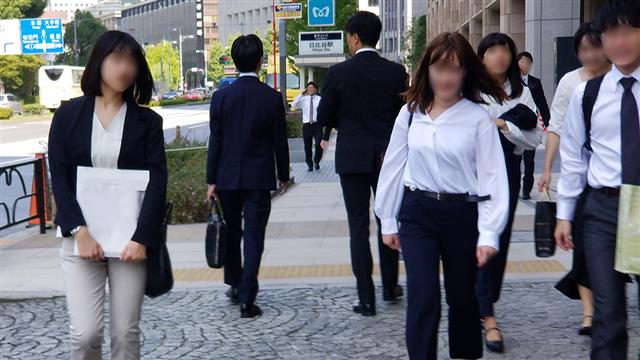 본업 이외에 부업·겸업을 하는 직장인이 일본에 급격히 늘고 있는 가운데 전체 근로시간 산정을 놓고 논란이 빚어지고 있다. 사진은 대기업이 밀집해 있는 일본 도쿄 지요다구의 직장인들 모습.