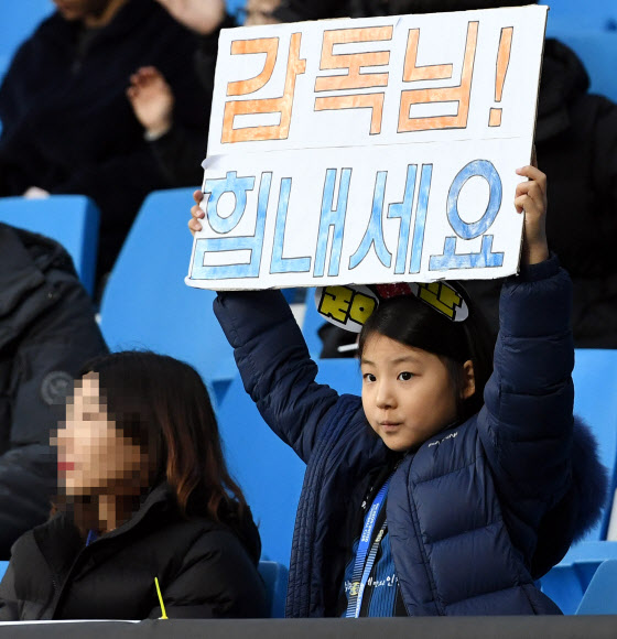 “유상철 감독님 암 꼭 이겨내요” 한국·일본 한마음 