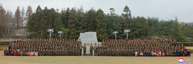 북한 김정은, 남북접경 창린도 방어대원 가족들과도 기념촬영