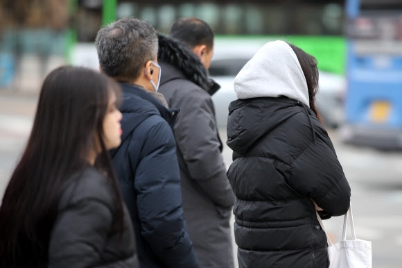 두꺼운 외투를 입은 시민들이 발걸음을 옮기고 있다. 연합뉴스 자료사진
