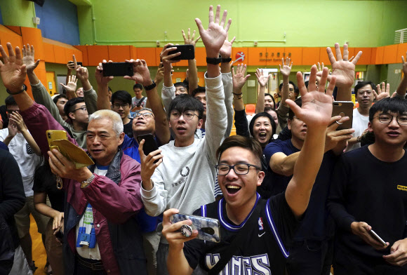 홍콩 선거 ‘압승’ 기뻐하는 범민주 지지자들